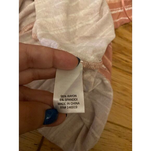 NWT SO, women's pink striped v-neck sleeveless racerback blouse size XL - Picture 8 of 8